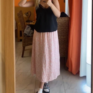 Lång kjol  - Ops de är inte den som är på bilden utan säljer en exakt lika dan fast den är blå vit då den aldrig används utan bara den rosa super fin till sommaren 