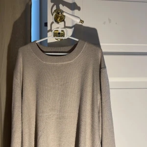 Kashmir tröja. - Jätte fin tröja nästan aldrig använd och i perfekt skick! JÄTTE skön och passar perfekt till alla årstider. Färg beige och Storlek S. Hör av er vid frågor.