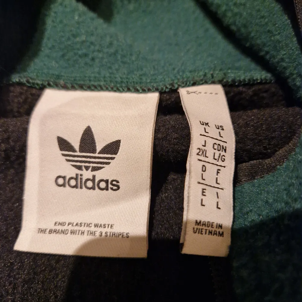 Använd några gånger mörkgrön Adidas Originals fleecetröja, storlek: L. Hoodies.