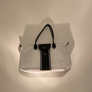   handväska  - Helt ny! Extremt sällsynt NONI TE MANA handväska har endast gjort 600 i värden. säljer då jag i har någon användning av handväskor