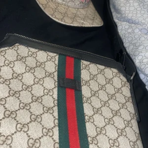 Säljer både väska och keps båda tillsammans men kan också sälja separat  - Gucci väska och Gucci king snake storlek S på kepsen och äkta serienummer fins