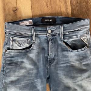 Säljer dessa skitsnygga Replay jeans. Modellen är anbass och storleken är 29/32. Dem är i bra skick och endast använda få gånger. Tveka inte på att ställa frågor!