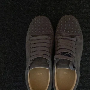 Christian Louboutin  - Riktigt feta loubs saknar dock 1 spik men inget man märker (går att köpa nya spikar) skick 8/10. Bara skor skickas. 
