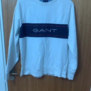 En vit Gant tröja  - En jättefin och en stilig gamal gant tröja som passar nästan i alla stilar eftersom färgen är vit. Tröjan funkar i alla 4 olika årsväder. Om du är intresserad av tröjan  meddela mig. Glöm inte följ mig!