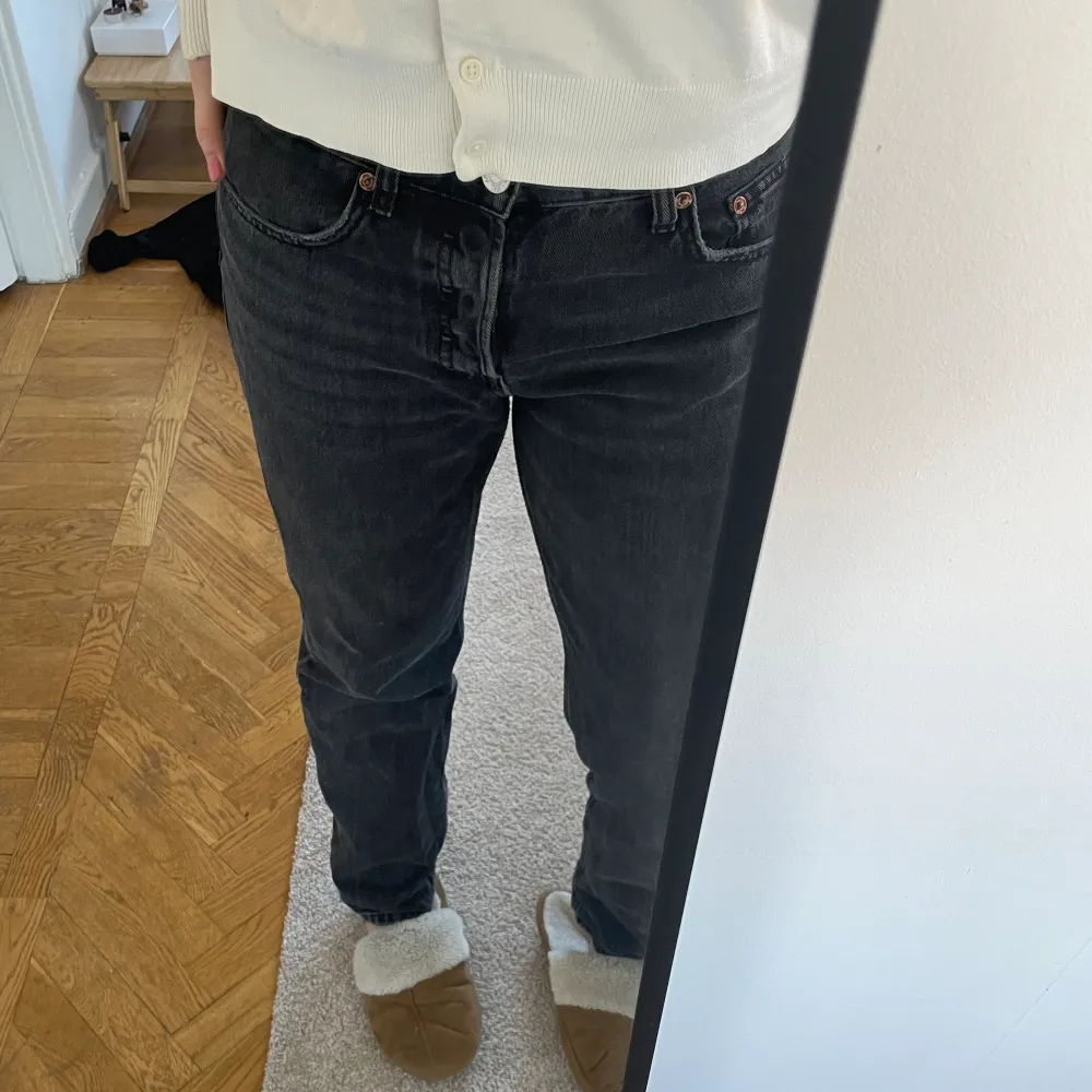 Säljer nu mina zara midrise straight i storlek 40, passar även 38! Varit en stor favorit och haft flera par. Passar till allt och supersköna jeans. Jag är 172cm! . Jeans & Byxor.