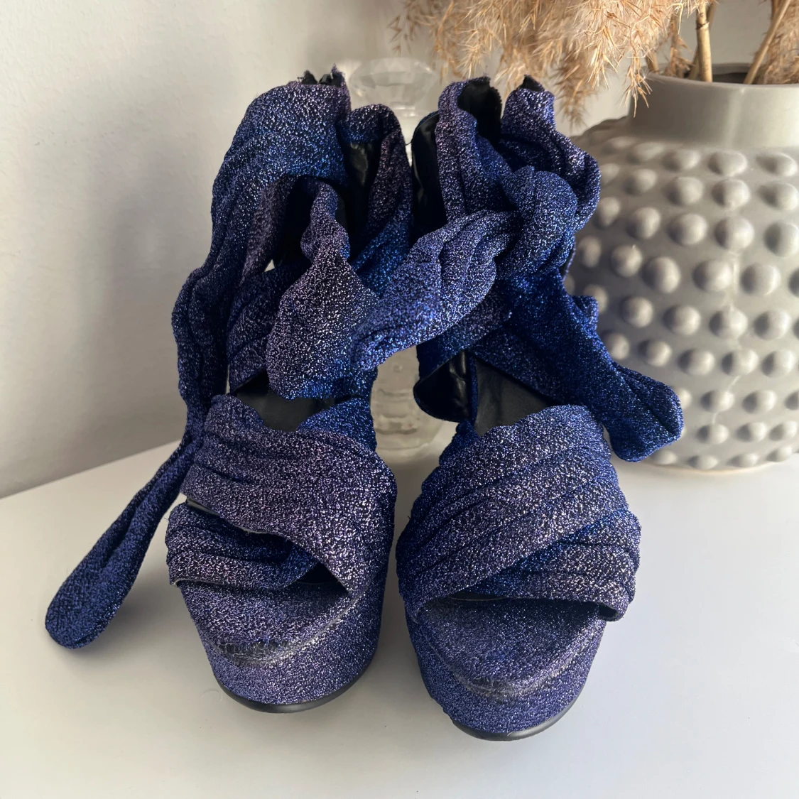 Glittriga kilklackar