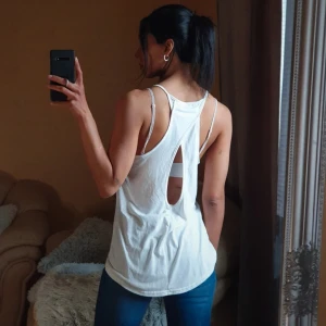 Linne / Topp - ☆Byxorna finns i min profil☆  Oversized linne, längre bak med en detaljerad öppning i ryggen. Inget fel, bara överflödig i min garderob 🤍🤍 50%Polyester & 50% Viskos • Jag är 173cm (xs) • Alltid nytvättat innan utskick