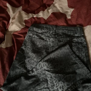 Leopardjeans  - Oanvända leopardjeans, säljes pga för liten storlek, passar S-XS