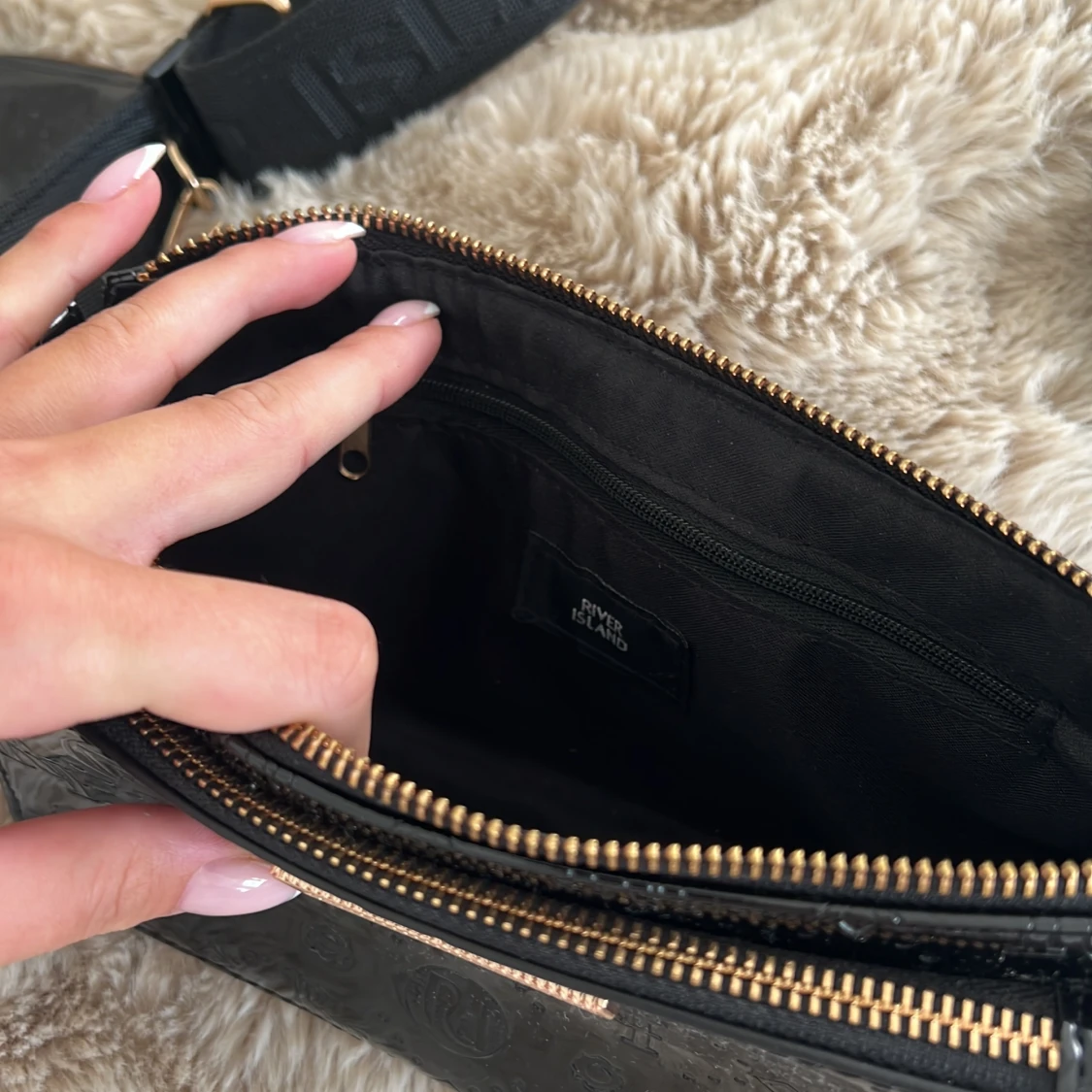 Svart cross body bag - 92