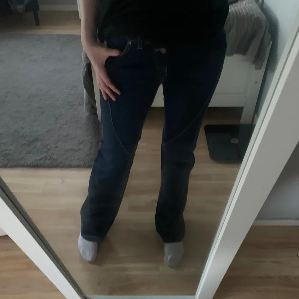 Säljer mina jeans för att ja måste verkligen bli av med lite jeans. Båda är i storleken XS. Dom ljus blåa är 109,5 cm lång. Dom mörk blåa är också 109,5 cm lång. Jae 163cm och dom e för långa för mig. . Jeans & Byxor.