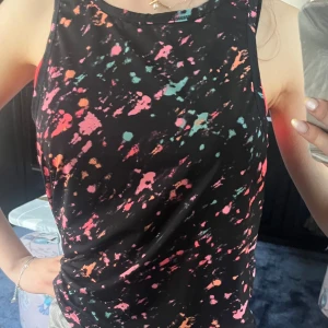 Träningströja  - Träningslinne med mycket färg i två lager med grått linne underst.