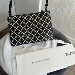 By Malene Birger väska - Säljer min helt oanvända Ivy purse från By Malene Birger då den ej går åt någon användning. Toppskick och kommer med påsen