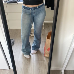 Bootcut jeans - Säljer för de aldrig har kommit till användning, köpta för 450 och de är i jättefint skick, har gjort ett hål för att kunna ha snöre i midjan men inget som är synligt, vet ej storlek men passar mig med M, stretchiga material 