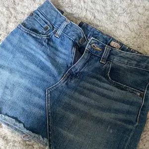 Ralph lauren jeans kjol! jätte snygg jeans kjol!! Älskar den men tyvärr blev den för liten för mig! storlek osäker antagligen storlek 5 eller 10! Använt den massa gånger! Väldigt bra skick! Pris kan ändras!  