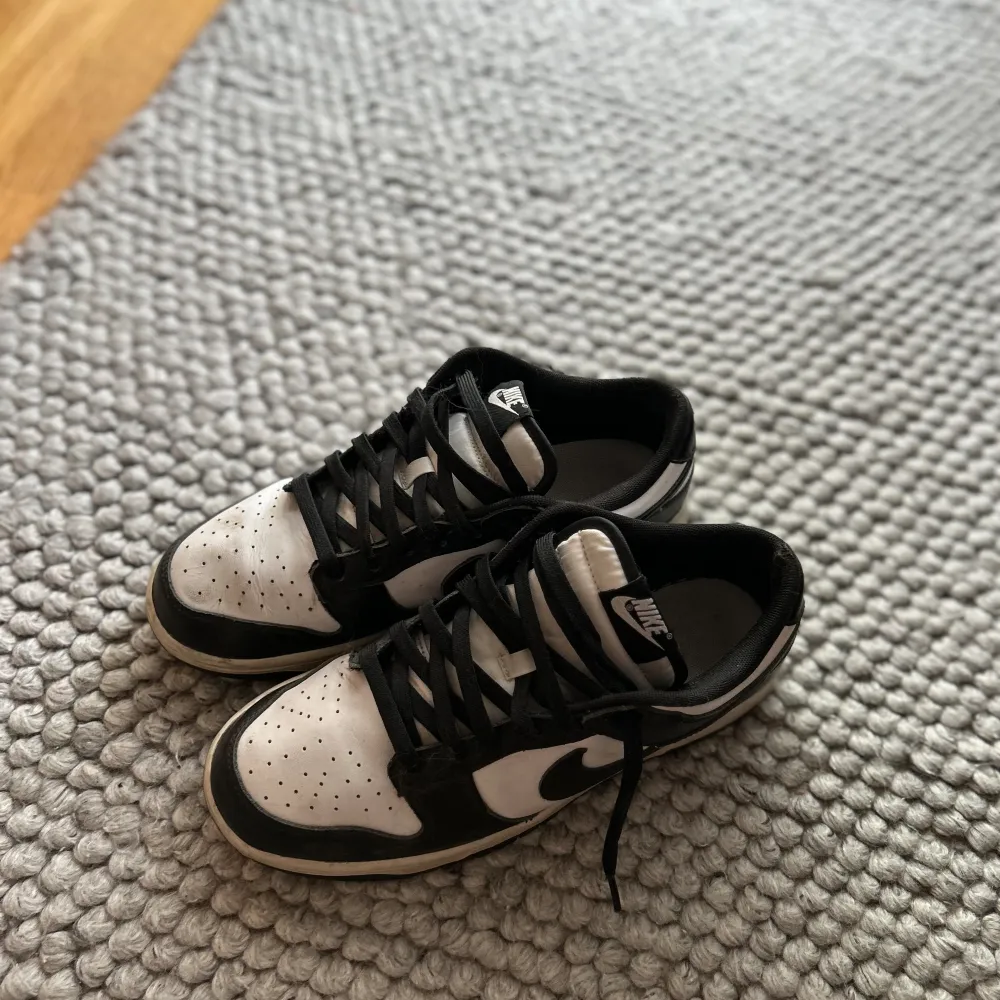 Nike dunk low panda, använda under en sommar, skick kan ni se på bild. Storlek 42.5 passar 42-43. Skor.