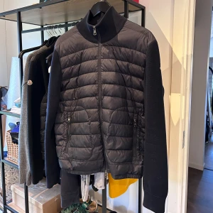 Moncler Down Cardigan  - Moncler cardigan i utmärkt skick, inga defekter eller fläckar. Navy, storlek L passar M. Nypris 10.000kr mitt pris 4600! Bara att skriva vid frågor eller funderingar, över 60 refs finns!