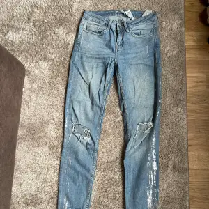 Jeans med både fransar där nere samt silvriga detaljer. I bra skick!