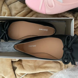 Ballerina - Superfina svarta ballerina i fake lädermaterial, brukar ha 36, men dessa va för stora vid min häl.