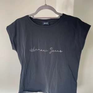 T-shirt från Armani Jeans - Använd någon enstaka gång. Lite liten i storlek ä.