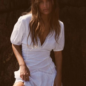 Sommarklänning  - En jättefin klänning som endast är använd en gång! Inga synliga täcken på användning. Som ny! Klänning som sitter jättefint på och som passar perfekt nu till sommaren🥰