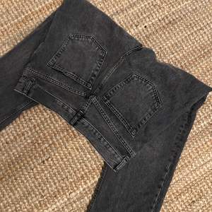 Säljer dessa snygga (men för stora) jeans från Gina Tricot, de är i strl 38 🤩 Helt oanvända! 