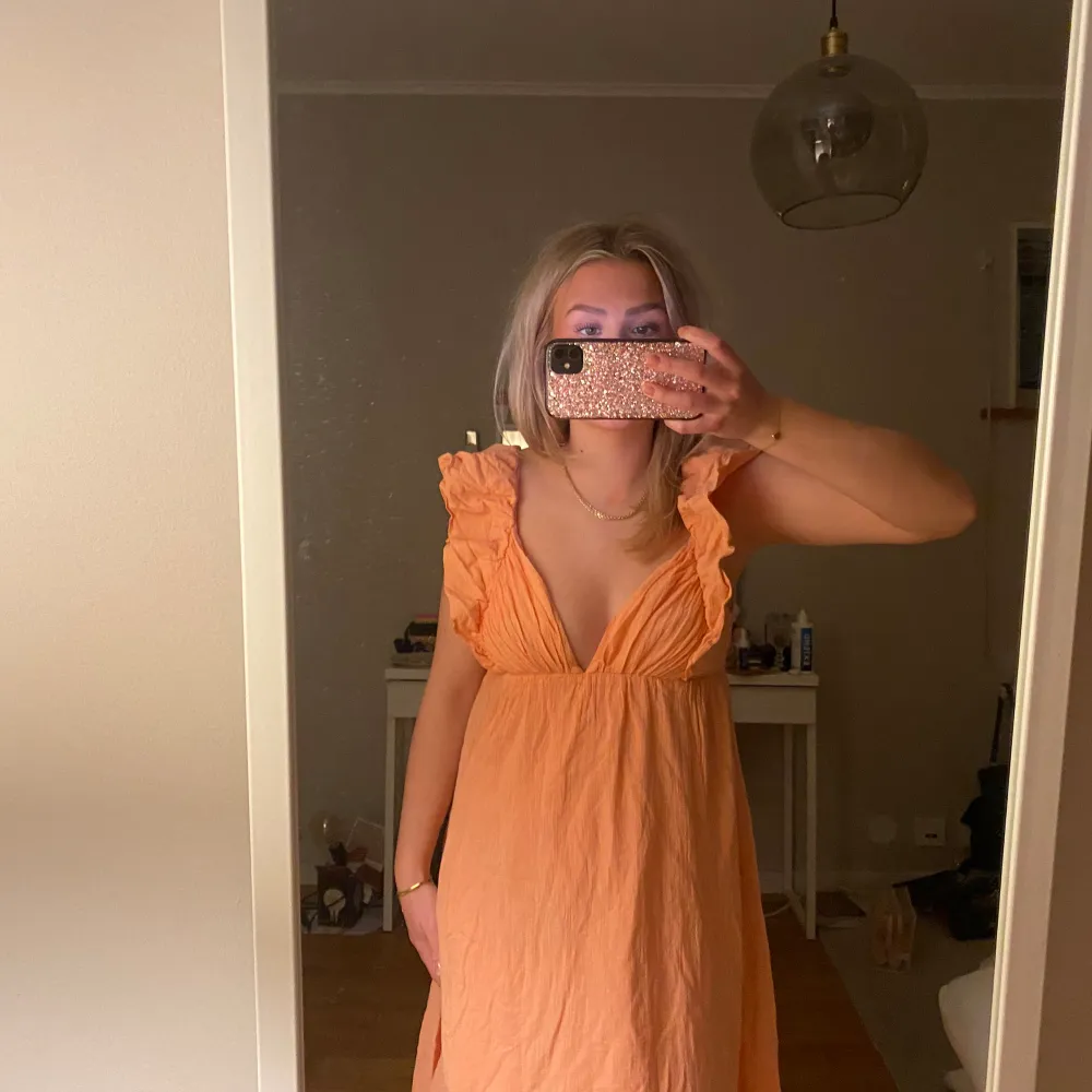 Supersnygg orange/korall långklänning från H&M!!😍🥰säljer en i både 38/S och den andra i 42/M💖 hör av dig vid frågor!! Snabb affär 350kr. Klänningar.