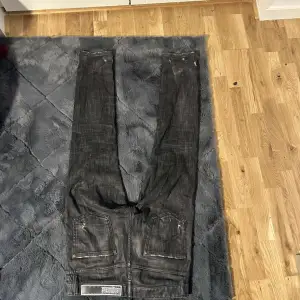 Ett par helt nya jeans med märket dsquared, kvitto samt extra knappar finns