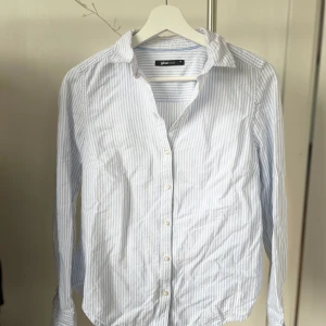 Fin randig skjorta - Tveka inte på att höra av er för mer information💕