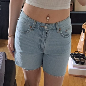 Jeansshorts - Jättesnygga jeansshorts med prislappen kvar, ny skick. 