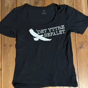 Det yttre befälet Merch gjord av bandet själva. T-shirt i bra skick.