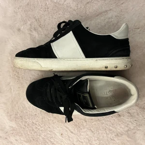 Valentino flycreew - Valentino flycreew som inte säljer längre. Dem saknar några spikar men går att få nya av valentino om man kontaktar dem. Sulan är lite smutsig men tvättar dem såklart innan jag skickar dem