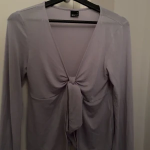 KNYT TOPP - Säljer den här oanvända knyt toppen från Gina!!🩵