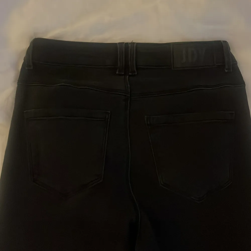 Svarta bootcut jeans, uppsprättade. Jättebra skick ❤️Skriv för bilder på! . Jeans & Byxor.