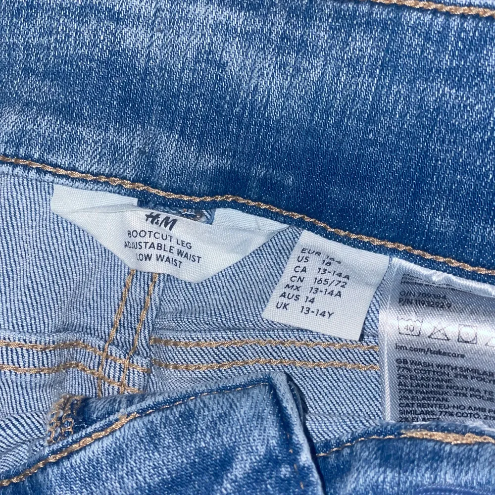 Hej! Nu säljer jag dessa ursnygga bootcut jeans från H&M! Dessa är lowwaist och väldigt eftertraktade. Dem har super snygga detaljer där framme. Storlek 13-14år/ 164cm, jag säljer dessa eftersom att dem inte kommer till användning! Nyskick🥰. Jeans & Byxor.