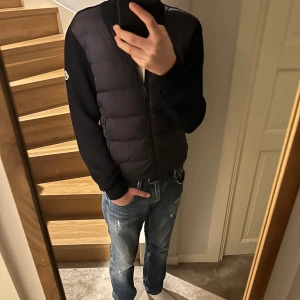 Moncler cardigan - Cardiganen har bara använts ett fåtal gånger och sedan blivit för liten. Skick 9/10 inga skador allt og. Jag är 165cm och cardiganen passar 158-163. Nypris runt 4000kr. Mitt pris 1999kr  Om ni har några andra frågor eller funderingar så kan ni dm mig