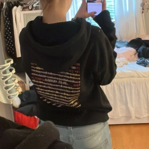 Svart hoodie med tryck - Svart hoodie med tryck i olika färger🥰 