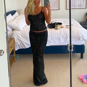 Glittrigt Set / kjol - ”Virkat”, glittrigt set från White Fox Nypris: 700kr använt 1 gång   Set: 450kr Kjol: 250kr