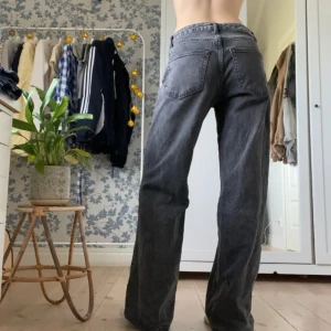 MIDRISE WIDE JEANS - sviiin snygga jeans från märket KARVE. väl använda så men ändå superfräscha! 