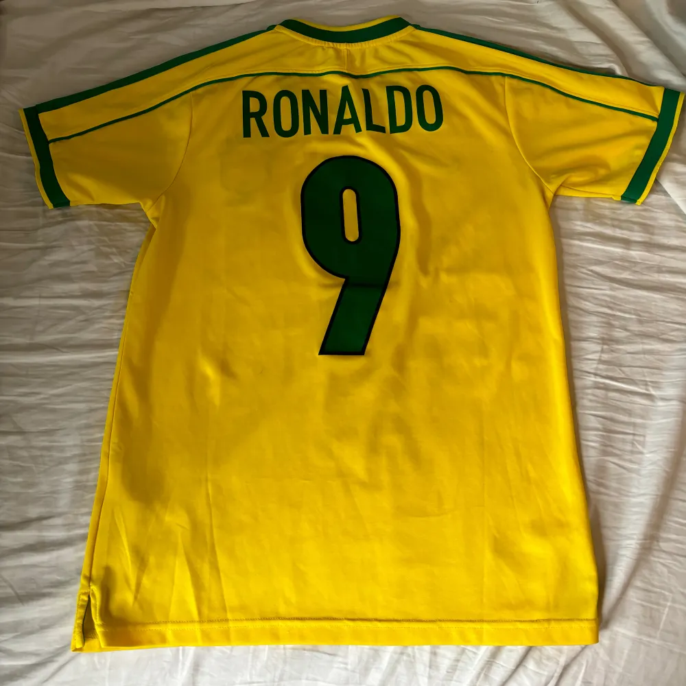 Säljer min brasilien tröja från vm 2002 med r9 på ryggen. Tröjan är i utmärkt skick utan några som helst skador. Kan mötas upp i Stockholm men även frakta. T-shirts.