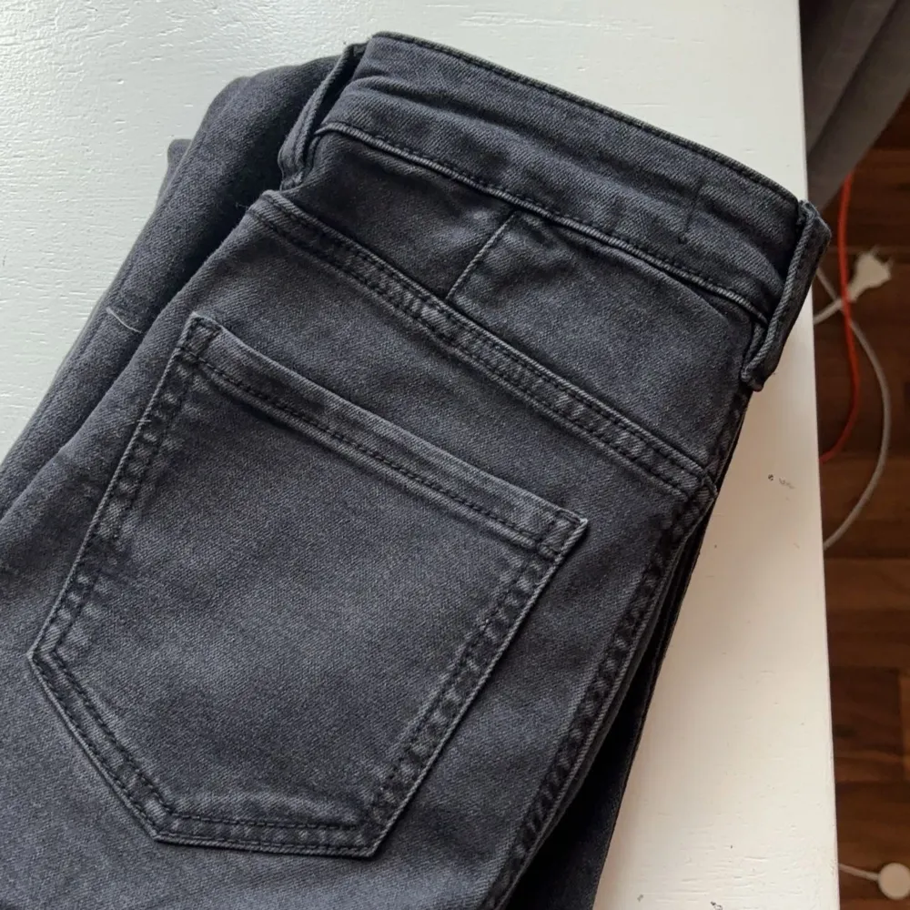 Gårsvarta midwaist flare jeans i fint skick! Endast använda nån gång, säljer för att de ej kommer till användning. Nypris 399kr. Kontakta för fler bilder eller funderingar🌸. Jeans & Byxor.