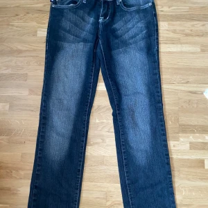 Victoria Beckham jeans - Storlek 28, modellen straight, någon rhinestone som är borta men annars bra skick🤩 köpta på Plick och ej använda! Kan mötas upp i sthlm annars står köparen för frakten, säljer pga för små för mig