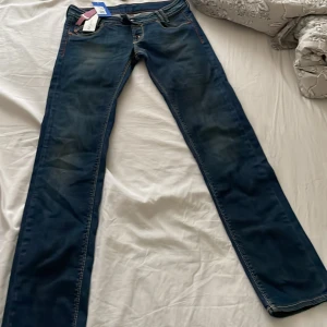 Jätte låga jeans  - Midja rakt över är 40. Innerben: 82 grenhöjden är 17. Ytterbenet: 98,5. Jätte låga jeans från sellpy. Pris går att diskutera 