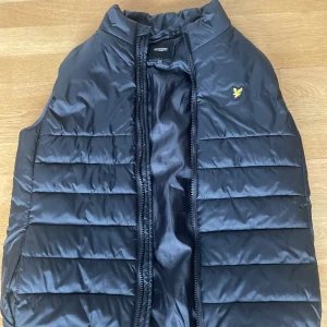 Lyle Scott väst  - En Lyle Scott väst i nyskick. Aldrig använd (Nyskick)  Storlek 170  Perfekt till sommaren! 