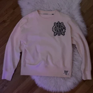 Gant sweatshirt  - Hej,👋 jag säljer min gant tröja på grund av för liten och har ej användning av den. Storlek är 170cm. Nypris är 1299. Mitt pris är 600 kr. Skicka om ni undrar någonting