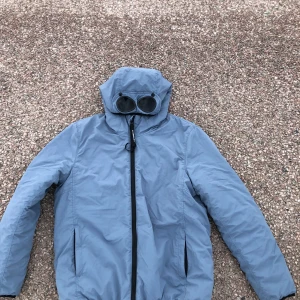 Cp Company jacka  - Hej säljer min Cp company jacka som jag aldrig använt! Stl: M