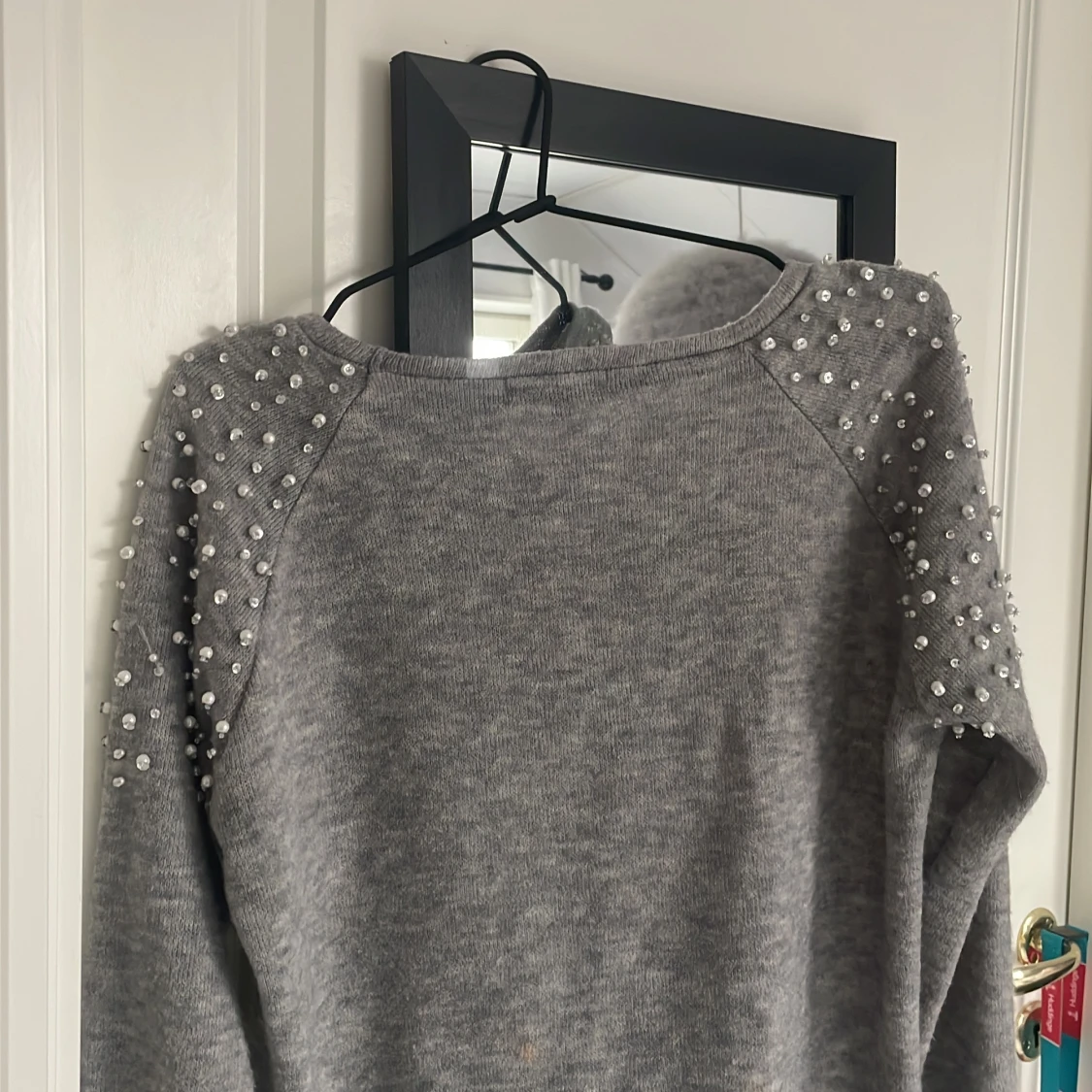 Grå tröja med pärlor ◻️ - 91