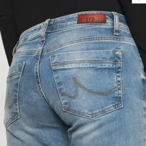 Ljusblå ltb jeans. Det är storlek 27/36 men dom är uppsydda där nere och skulle därför säga 27/33. (Inget som syns.) Nypris är 1000kr.🥰 Tveka inte på att höra av er!