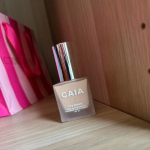 CAIA foundation - Endast testad. Färg 1N Frakt: 46kr med PostNord blå påse eller 58kr spårbart.