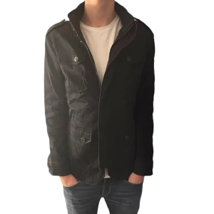 Fieldjacka - En fet fieldjacka i storleken 50 som passar M, L. Den är tunn så den passar till våren och sommaren, skriv om du har frågor eller annat😊