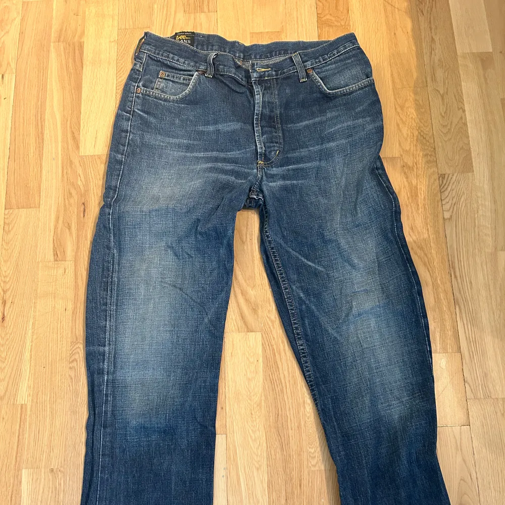 Riktigt snygga lee jeans. skick 4/5. Jeans & Byxor.